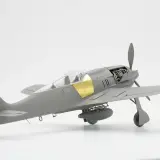 Graues Modell eines Fw 190 A4 Jagdflugzeugs mit freiliegendem Motor und externem Zusatztank.