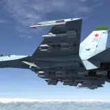 Suchoi Su-27 mit vielen Raketen, fliegt über schneebedeckte Berge.