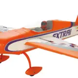 Ein orange-weißes Modellflugzeug, ein Parkzone Extra 300, mit lila Akzenten und einem Piloten im Cockpit.