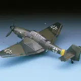 Modell eines Ju 87 G Stuka-Flugzeugs mit Tarnmuster und deutschen Hoheitszeichen.