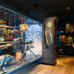 Im **airborne museum** sind Waffen, Uniformen und eine Bombe ausgestellt.