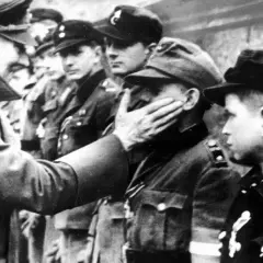 Ein Mann streichelt einem jungen Soldaten im Rahmen des Unternehmens Nordwind das Gesicht.