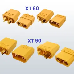 Vergleich von XT60 und XT90 Steckern. Die XT60 sind kleiner und für geringere Ströme, die XT90 für höhere Belastungen.