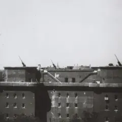 Der Flakturm Friedrichshain ragt mit seinen Geschützen in den Himmel. Ein imposantes Bauwerk aus Beton, das einst die Stadt verteidigte.