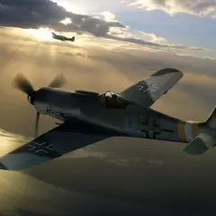Eine FW 190 D9 fliegt durch dramatische Wolken, die Sonne bricht durch. Weitere Flugzeuge sind in der Ferne zu sehen.