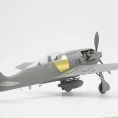 Graues Modell eines Fw 190 A4 Jagdflugzeugs mit freiliegendem Motor und externem Zusatztank.