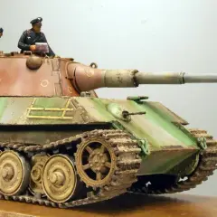 Modell eines Skorpion Panzers mit zwei Figuren. Der Panzer ist detailreich bemalt und mit Schlamm versehen.