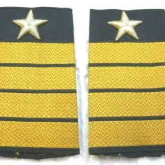 Zwei Schulterstücke der Marine mit goldenen Sternen und Streifen, die Dienstgrade anzeigen.