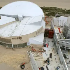 Das Utah Beach Museum im Bau, mit einer Kuppel und modernen Architektur, liegt nahe der Küste.