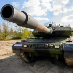 Ein moderner Kampfpanzer, wie er auch in Griechenland im Einsatz ist, steht auf sandigem Untergrund.