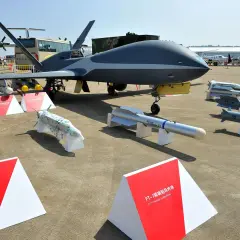 Drohne mit verschiedenen Raketen und einer FT-7 Präzisionsgelenkten Bombe auf einer Ausstellung.