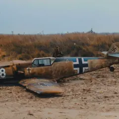 Messerschmitt Bf 109, eine Ikone der Lüfte, hier am Boden. Die hohe Geschwindigkeit, für die die Me 109 bekannt war, ist hier nicht zu sehen.