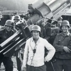 Soldaten mit einer M13 Waffe und Munition.