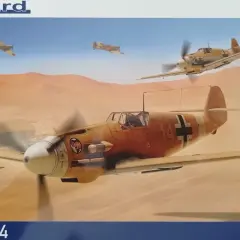 Bf 109F-4 Jagdflugzeuge im Wüstenkampf. Mehrere Flugzeuge im Flug über Sanddünen, eines im Vordergrund mit der Kennung "14".