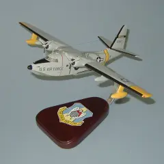 Modell eines Grumman HU-16 Albatross, U.S. Air Force, mit Rettungsmarkierungen und einem Wappen auf dem Sockel.