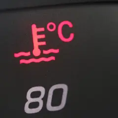 Rote Warnleuchte für Motortemperatur. Wenn der 4-Takt-Motor warm ist und ausgeht, ist dies ein Zeichen für Überhitzung.