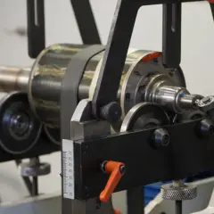Ein Motorrotor wird in einer Prüfeinrichtung gelagert, um die Wicklungen zu messen.