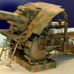 Ein detailliertes Modell der dicken Berta Kanone, einer gewaltigen Artillerie der damaligen Zeit, mit Tarnmuster.
