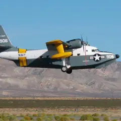 Ein Grumman Albatros Wasserflugzeug der Navy mit der Kennung 1906 hebt ab.