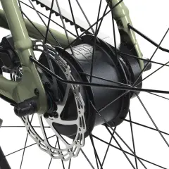 Detailaufnahme des Hinterrads eines Fahrrads mit integriertem Elektromotor und Scheibenbremse. Die Motorbremse des Elektromotors sorgt für sanftes Abbremsen.