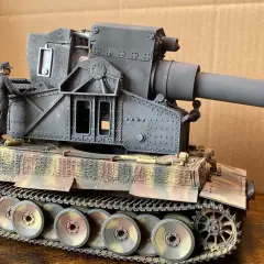 Modell eines Karl-Gerät-Mörsers auf einem Panzerfahrgestell, mit einem Soldaten, der die Kanone bedient.