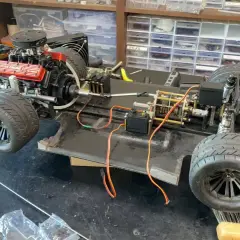 RC-Car-Chassis mit Toyan Motor. Erste Erfahrungen mit dem leistungsstarken Modellmotor, der bereit für den Einbau ist.