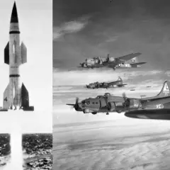 Eine Taifun Rakete startet, während B-17 Bomber im Himmel fliegen.