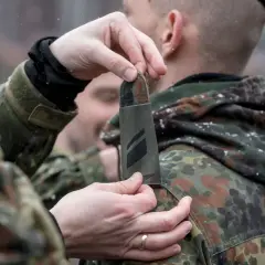 Schulterklappen der Bundeswehr: Ein Soldat erhält neue Dienstgrad-Abzeichen.