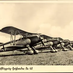 Reihe von Arado-Doppeldeckerflugzeugen auf einem Feld.