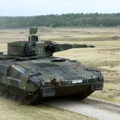 Ein Puma Panzer fährt auf einem Feldweg. Der Puma Panzer Preis ist hoch, aber seine Leistung ist beeindruckend.