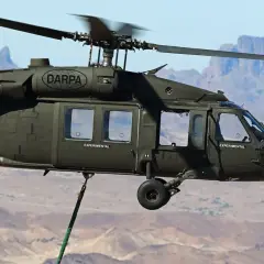 Ein experimenteller DARPA-Hubschrauber, der für die hawk flugabwehr entwickelt wurde, fliegt über einer Wüstenlandschaft.