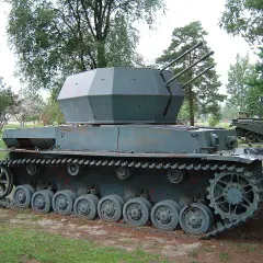Ein Kugelblitz Panzer mit drei Rohren, bereit für den Einsatz.
