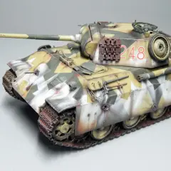Ein detailgetreues Modell eines Panzers, getarnt in Wintermusterung. Was wäre, wenn dieser Panzer 1946 noch im Einsatz wäre?