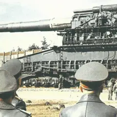 Männer in Uniformen betrachten die riesige Eisenbahngeschütz "Gustav Panzer".