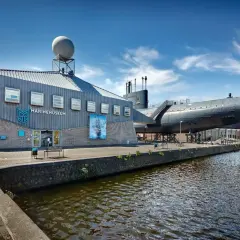 Das Den Helder Maritiem Museum präsentiert ein imposantes U-Boot neben dem Museumsgebäude.