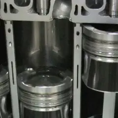 Schnitt durch einen Motor, der den Unterschied zwischen 2-Takt- und 4-Takt-Motoren zeigt. Kolben und Ventile sind sichtbar.