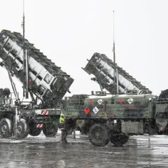 Zwei Raketenwerfer des Patriot-Systems, hergestellt von Raytheon, stehen im Schnee bereit.