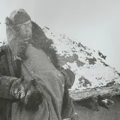 Ein Soldat im Schnee, vielleicht ein einsames Weihnachtsfest in Stalingrad.