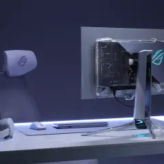 Ein Gaming-Setup mit transparentem PC-Gehäuse, Monitor und Kopfhörern. Der **Spektrum Programmer Deutsch** ist bereit für die nächste Herausforderung.
