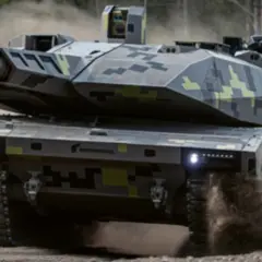 Der KF51 Panther, ein moderner Kampfpanzer der Bundeswehr, fährt durch Staub.