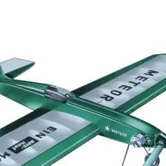 Grünes Modellflugzeug "METEOR" mit Stern auf dem Seitenleitwerk. Dieses Querruder-Flugzeug ist bereit für seinen ersten Flug.