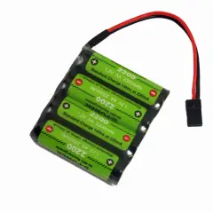Vier AA NiMH Akkus mit 2200mAh Kapazität, bereit für das richtige Laden.