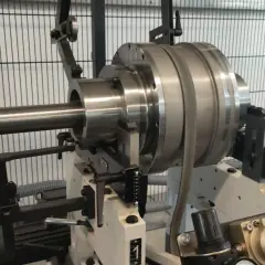 Präzisionswelle auf einer Maschine für dynamisches auswuchten.