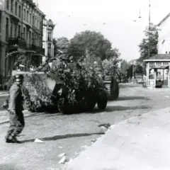 Soldat geht an getarnten Panzern vorbei in Arnheim 1944.
