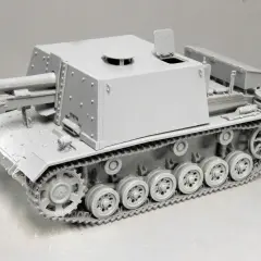 Graues Modell eines Geschützpanzers, das an die sig 33 erinnert, mit detaillierten Ketten und einer großen Kanone.