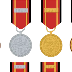 Vier Bundeswehr-Dienstabzeichen mit roten Bändern und goldenen Rändern. Drei zeigen "ISAF", eines "GEFECHT".