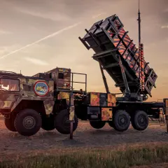 Ein Patriot Flugabwehr-System steht im Abendlicht bereit.