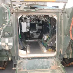 Blick in den komplexen puma panzer innenraum mit vielen Kabeln, Bildschirmen und Ausrüstung.