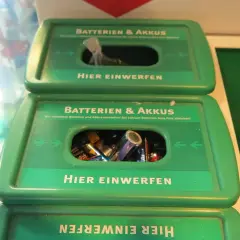 Grüne Sammelbehälter für Batterien & Akkus. Hier kann man gebrauchte Batterien und Akkus entsorgen, auch Lithium-Akkus.