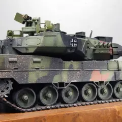 Ein detailgetreues Modell eines dicken Leoparden-Panzers in Tarnfarben, bereit für den Einsatz.